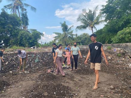 PEMILAHAN SAMPAH PELASTIK OLEH MAHASISWA KKN DESA JOANYAR